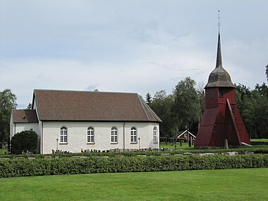 Kyrkan med klockstapeln.