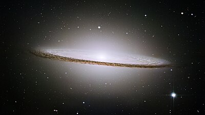 Gambar mosaik Galaksi Sombrero dari hasil pengamatan melalui Teleskop Luar Angkasa Hubble pada Mei dan Juni 2003.