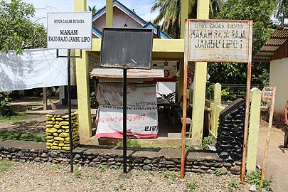 Papan nama Makam Raja Jambulipo dari pinggir jalan