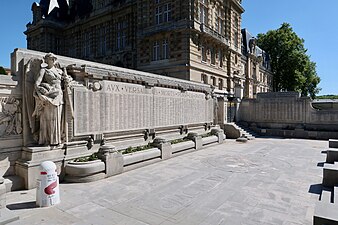 Monument aux morts de l'hôtel de ville, avenue du Général de Gaulle (sculpteurs Albert Guilbert et Ernest Henri Dubois).