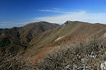 藤原岳から望む御池岳（左）と天狗岩（右）