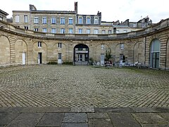 Cour intérieure en demi-lune.