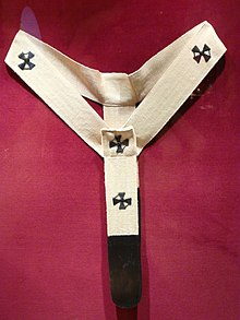 The pallium of Pope John XXIII, which is the current design, displayed in the museum of the Archdiocese of Gniezno Museum of Archdiocese in Gniezno - paliusz.JPG