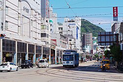 中央橋より望む。電車通り（春雨通り）の左手が浜町。右手は銅座町。