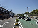 駅前広場から見た大網駅。左が駅舎及び外房線ホーム、右が東金線ホームで写真奥の連絡通路を通して結ばれている（2018年4月）