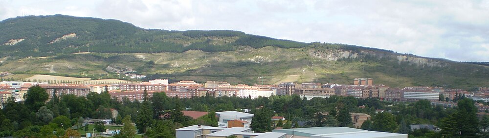 Panorámica del barrio del norte de Pamplona con el Monte Ezcaba o San Cristóbal al fondo, visto desde el mirador del Redín.