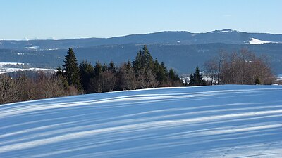 Paysage hivernal à Gilley. La Montagne de Gilley. Le Mont-Châteleu et les sommets suisses.