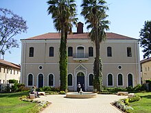 בית הכנסת במקוה ישראל - תוכנן על ידי קרל נטר אך הוקם לאחר מותו 5–1894. במפתן הכניסה חרוטים מחרשה ואשכול ענבים