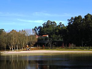 Vistas de la playa fluvial de Lérez, situada en la provincia de Pontevedra, España.