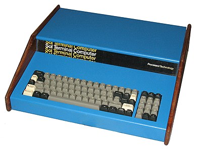 SOL-20, של חברת Processor technologies, מ-1976. מעבד 8080. אחד המחשבים הראשונים בתצורה שזכתה לפופולריות בשנים הבאות: גוף המחשב מכיל מקלדת, כרטיס וידאו ומתאם לכונן קלטות, עם מספר חריצי הרחבה פנויים לערוץ S-100