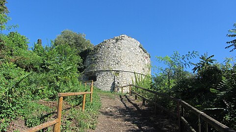 Les restes d'une tour de la forteresse.
