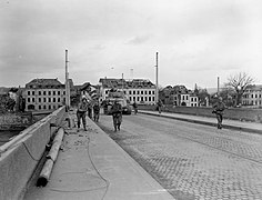 US-Soldaten überqueren die Römerbrücke am 5. März 1945