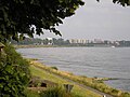 Blick vom Schlosspark auf den Rhein in Richtung Mülheim