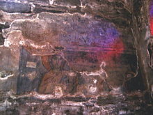 photographie couleurs : fresque sous diverses couches de plâtre : une figure féminine avec une auréole
