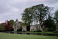 Ruine gothique avec arbres et un plan d'eau