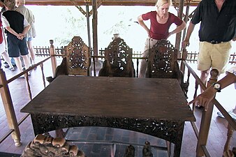 De tafel met de drie stoelen van de rechters in het gerechtsgebouw van het Klungkung-complex