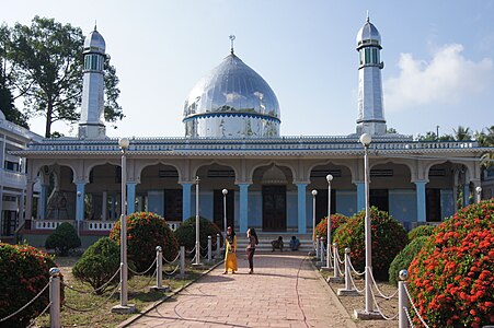 Thánh đường Hồi giáo Mas Jid Khoy Ri Yah ở Búng Bình Thiên (Huyện An Phú, An Giang, Việt Nam) do Đại sứ quán Các tiểu vương quốc Ả Rập Thống nhất tài trợ xây dựng