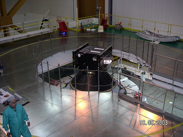SMART-1 fixé au sommet de son lanceur Ariane.