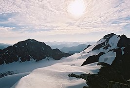 Glacier surplombé par le mont Matier (droite) et le mont Joffre (gauche).