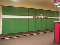 De groene wanden van station Eisenacher Straße symboliseren de bosrijke omgeving van de stad Eisenach.