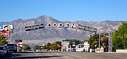 Ogden gantry sign (Schilderbrücke) und Ben Lomond, Utah, USA, 2019