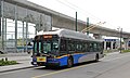 Trolleybus neben dem SkyTrain Station „Marine Drive“, in Vancouver
