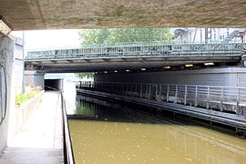 La fin du tunnel à droite, sous le pont du quai Malakoff, avant son débouché dans le canal Saint Félix à gauche.