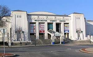 Der Haupteingang zum Westchester County Center im Dezember 2013