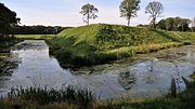 Gracht en saillant van het zuidoostelijke bastion. Rechts is de in de courtine verzonken trap van de moderne "loopgraafbrug" te zien.