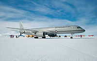 グレーの757が氷原の上で静止している。機体尾部からタラップが下り、その周りには職員がいる。