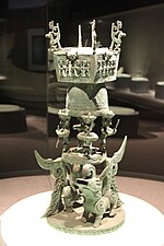 Altar de bronce con figuras masculinas que visten sayos con cinturón, Sanxingdui