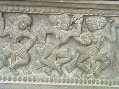 Una fila de apsarás, o ninfas celestiales, está representada en la base del pedestal Trà Kiệu.