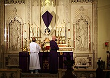 St. Mary's Episcopal Cathedral in Memphis, Tennessee on Ash Wednesday 2011. The veiled altar cross and purple paraments are customary during Lent. AshWednesdayAltar.jpg