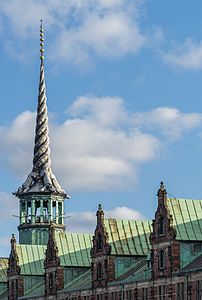 Lucarnes et flèche de l'ancienne bourse de Copenhague. (définition réelle 4 004 × 5 948)