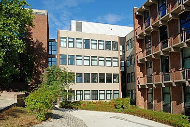 Un des bâtiments du Lavoisier vu de la place Pasteur.