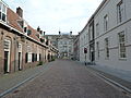 Meest zuidelijke deel van de Lange Nieuwstraat. Links in de foto de Beyerskameren, in het midden de Fundatie van Renswoude, rechts daarvan het nijntje museum.