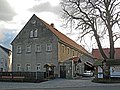 Dreiseithof mit Wohnstallhaus, Scheune und Seitengebäude, dazu Hofmauer mit zwei Torpfeilern und Pforte