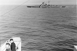 A Bismarck a Prinz Eugen fedélzetéről fényképezve még a Balti-tengeren, a Rheinübung kezdetén