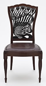 صندلی طراحی شده توسط مکموردو که پنل پشتی آن به عنوان پیشرو در طراحی آر نُوو دیده می‌شود