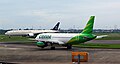 Airbus A320-232 milik Citilink sedang berada di belakang pesawat Boeing 777-300 milik Saudia. Maskapai dari Arab Saudi.