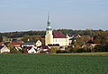 Kirche St. Simon und Juda mit Kirchhof und 14 Bildstöcken (Kreuzwegstationen) an der Kirchhofsmauer