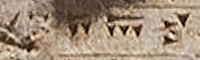 O nome Gadāra (𐎥𐎭𐎠𐎼 no antigo cuneiforme persa) na inscrição DNa