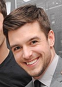 Dan Jeannotte interprète Brandon Russel.