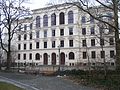 Schule und Einfriedung des Schulhofes