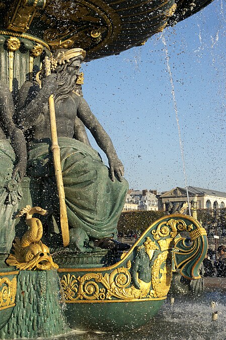 图为法国协和广场河流喷泉的细节。图中这个带胡须的男人是雕塑家让-法兰索瓦-特奥多尔·盖希特的作品，他代表的是罗讷河，一条流经法国和瑞士的主要河流。