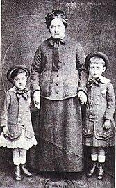 Os irmãos Proust e sua avó paterna Virginie Proust, por volta de 1876.