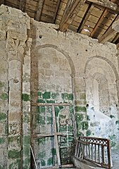 Une colonne et un chapiteau de l'arc triomphal et les arcatures du chœur