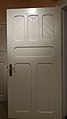 Gründerzeitliche Tür mit Zarge und goldfarbenem Beschlag. 1904 waren alle Türen Olivgrün gehalten.