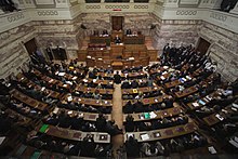 Photographie de la salle du Sénat, dans le bâtiment du parlement hellénique, vue d'en haut.