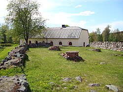 Gudsberga klosterruin. Klosters bruksmuseum i bakgrunden.